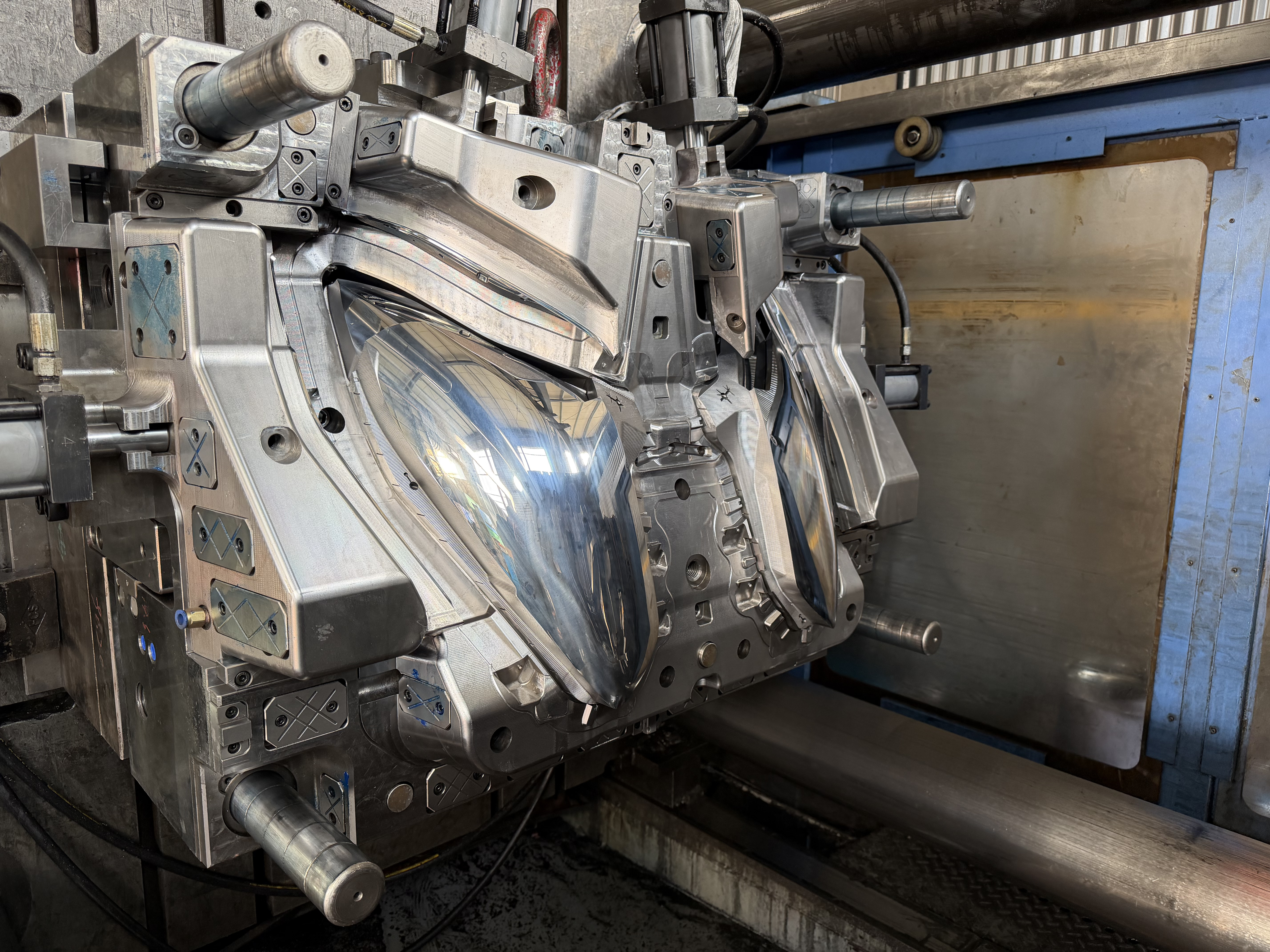 Transparent Automotive Headlamp Lens Injection Mold Design & Engineering Review